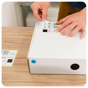 Étiquettes thermiques blanches sur rouleau avec perforation à l'extérieur - Adhésif permanent.
